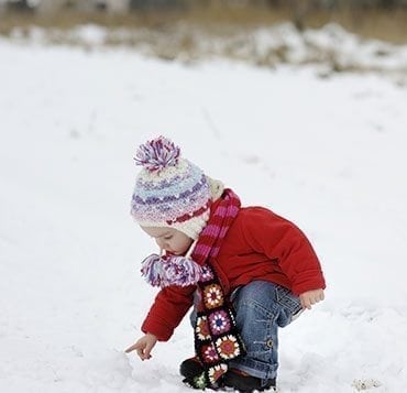 Les vacances de bébé en haut des pistes