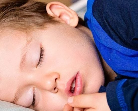 Bébé ne veut plus faire la sieste, que faire ?