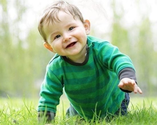 Bébé commence à explorer l'espace : le début de la liberté !