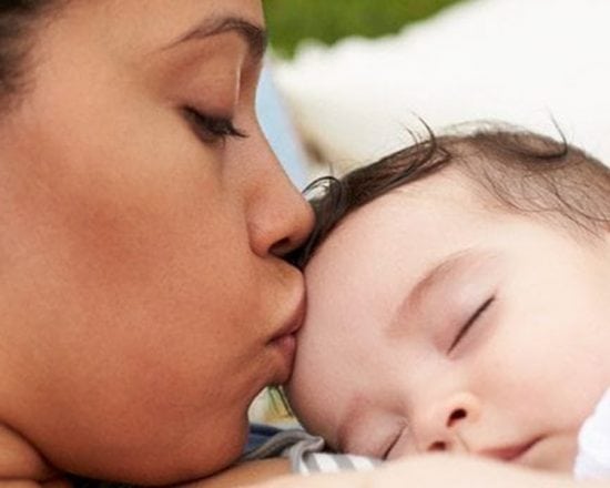 Bébé découvre le biberon