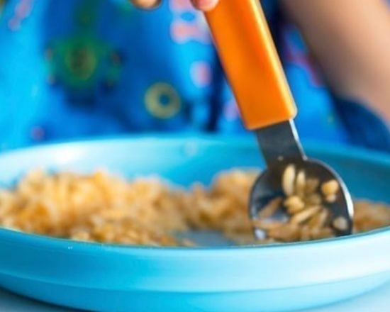 Bébé mange tout seul comme un grand