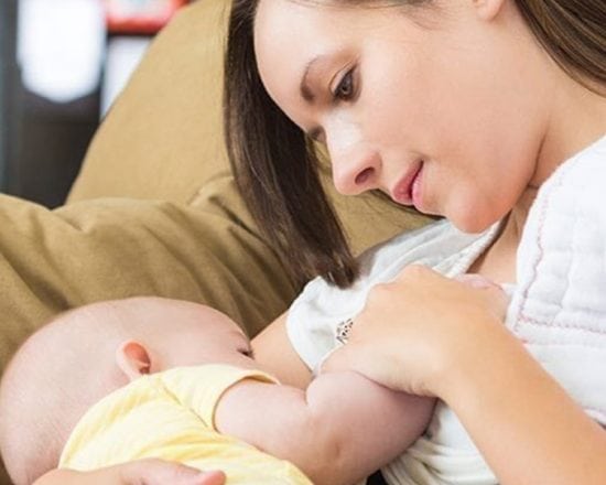Bien installée pour allaiter en toute sérénité