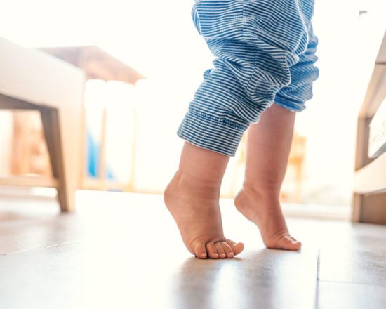 Quels progrès moteurs depuis que Bébé marche ?