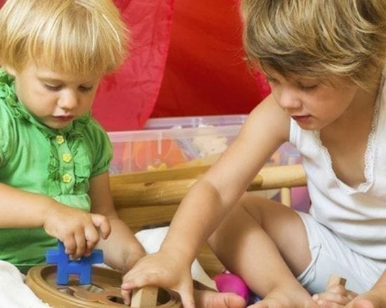 On joue ensemble ? Bébé à l'heure des premiers copains !