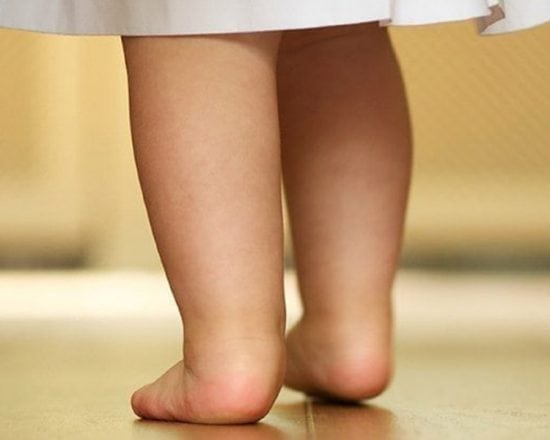 Bébé prend de la hauteur en position verticale