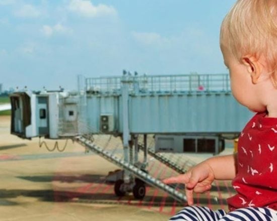 Prendre l’avion avec un bébé de 0 à 9 mois