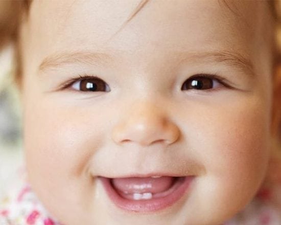 Premières dents de bébé : la poussée dentaire