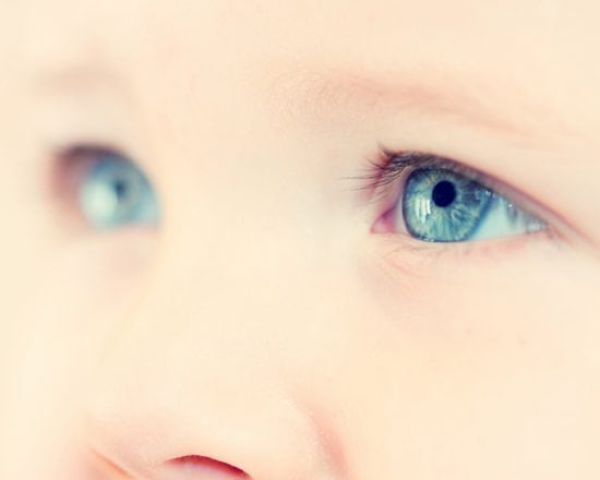 Que voit bébé à la naissance ?