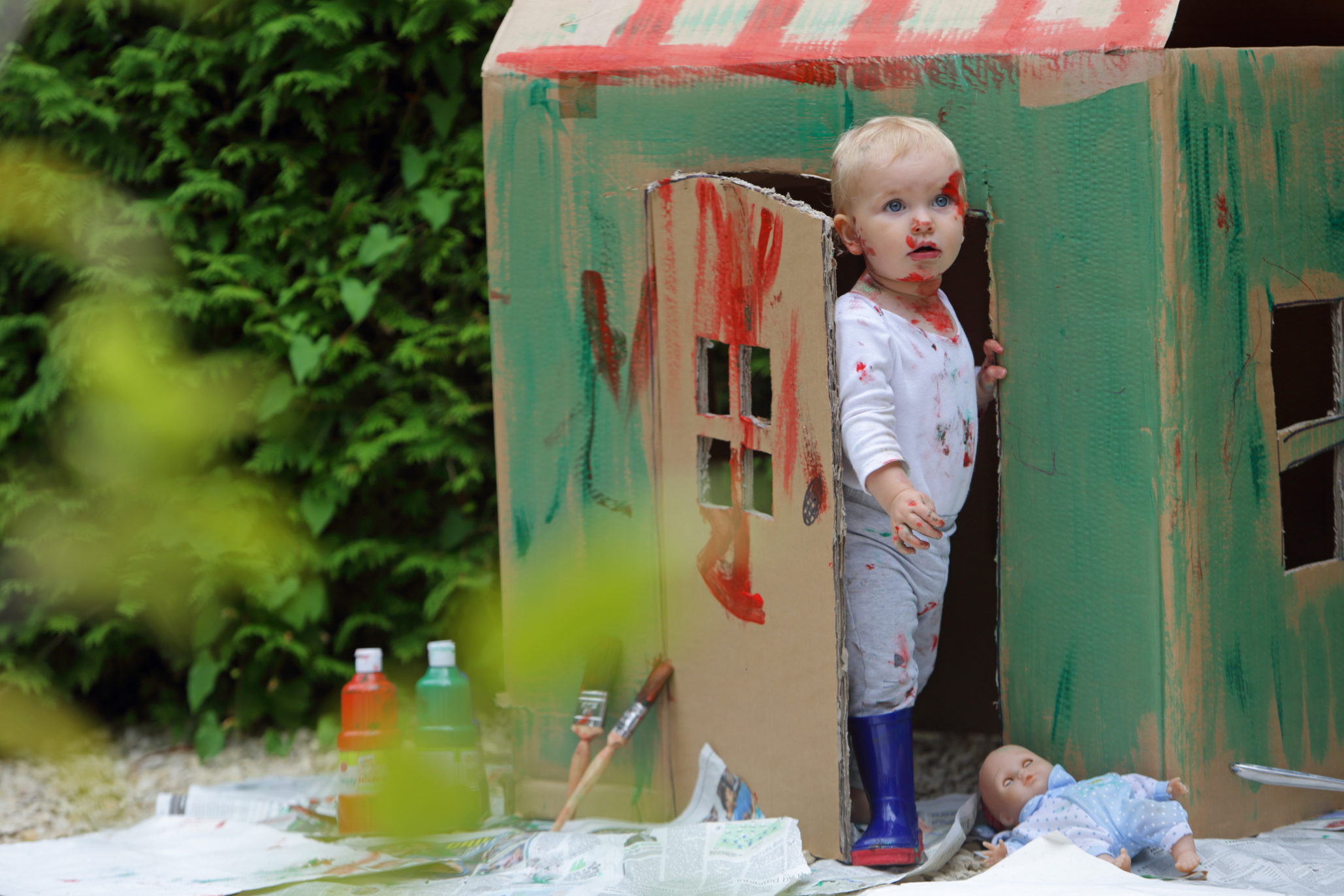 peindre une cabane en carton e1595511436610