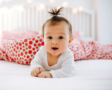 A quel âge bébé se retourne, comment l’aider ? | bledina