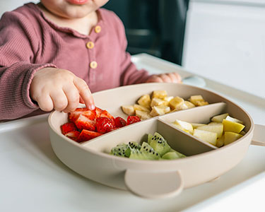 Proposer des fruits crus à votre bébé : quand et comment ?